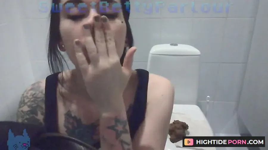 (Scat) SweetBettyParlour - Super Public Wc Extreme [FullHD 1080p]