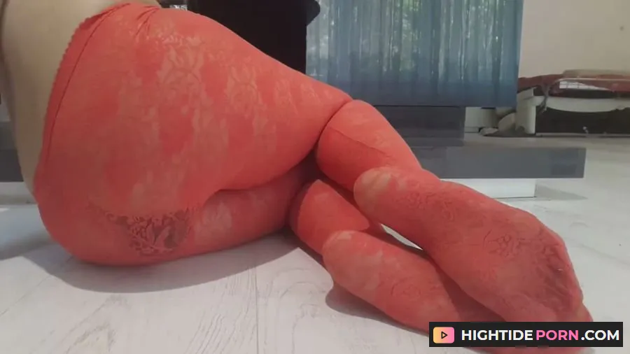 (Scat) Panthergodess - Sexy Goddess in Hot Red Pantyhose Pooping Messy Shit [HD 720p]