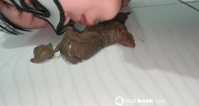 Comendo do chão (HD 720p) ScatBook