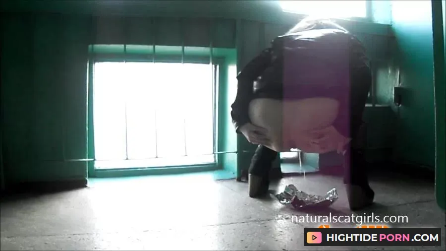 NaturalScatGirls - The girl likes to shit in the entrance of an apartment building - Scat [HD 720p]