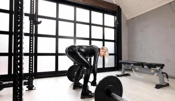 Trinity - Rubber Gym Trinity - Fetisch Porno [4K UHD] ReflectiveDesire.com