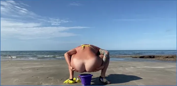Pulsifer Paprocki - Beach Bucket Poop (Femscat) - Fetish Porn Video on HighTide