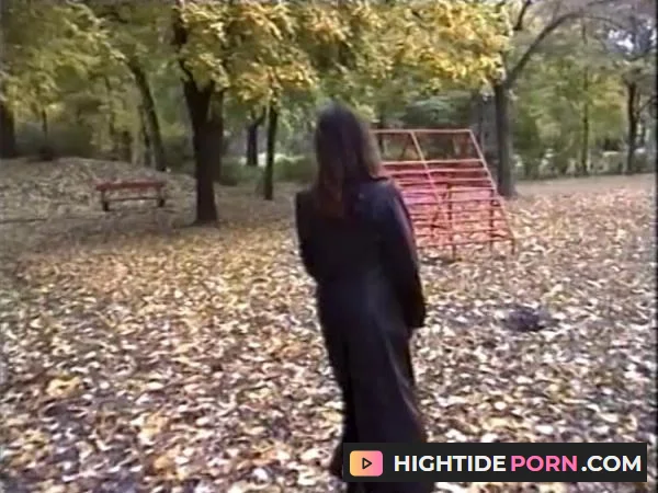Golden Piss 36 - Alte Weiber Pissen Draußen - Pissing [DVDRip]