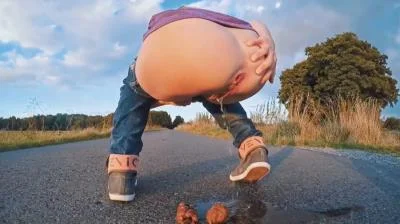 HUUUGE On a Street (HD 720p) Filthygrid.com